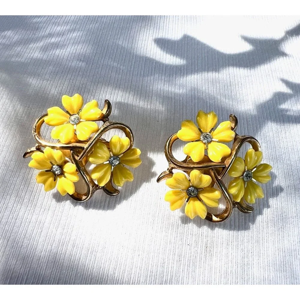 Trifari Yellow Floral Clip-On Earrings With Rhinestones Vintage 1950s - Picture 2 of 9